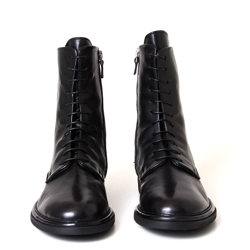 Alexander Hotto 66633 Freya. Women's flat lace-up black leather boot.
