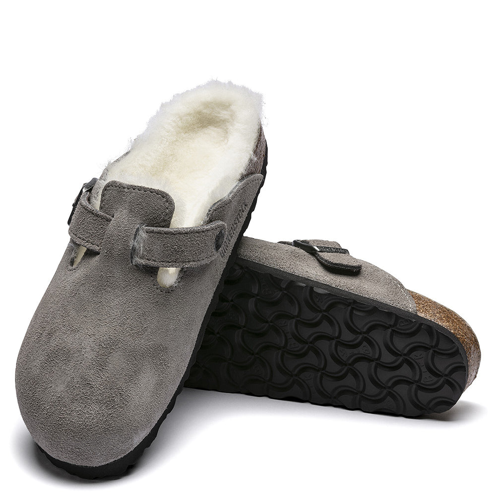 Birkenstock Boston Shearling Clog. Unisex mule in grey suede leather.