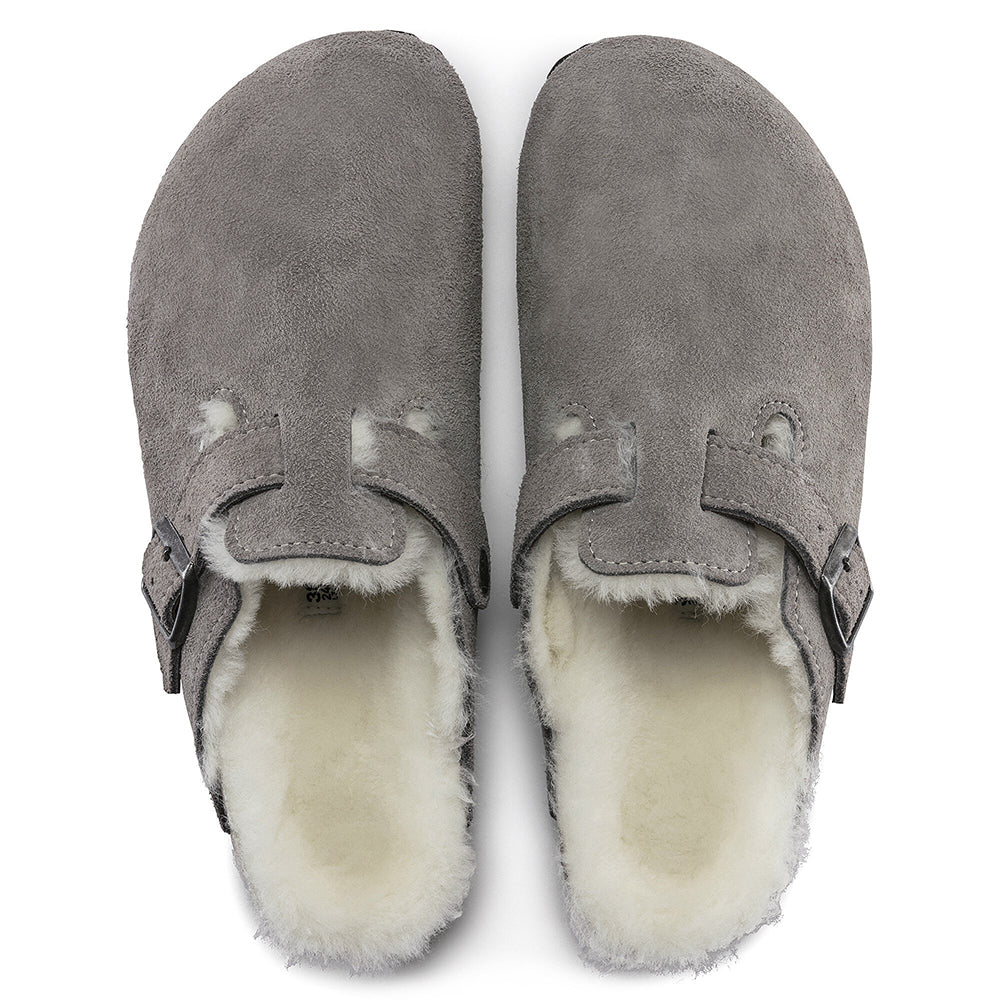 Birkenstock Boston Shearling Clog. Unisex mule in grey suede leather.