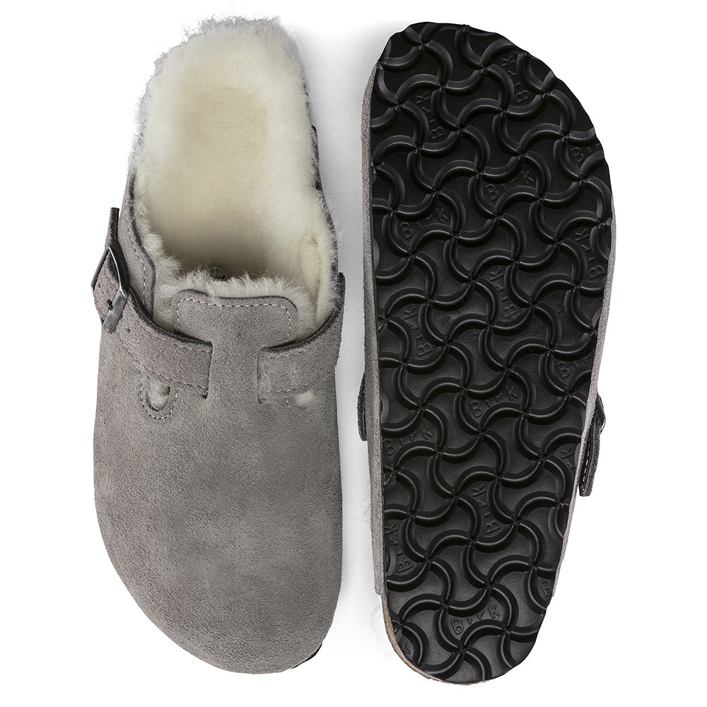 Birkenstock Boston Shearling Clog. Unisex mule in grey suede leather.