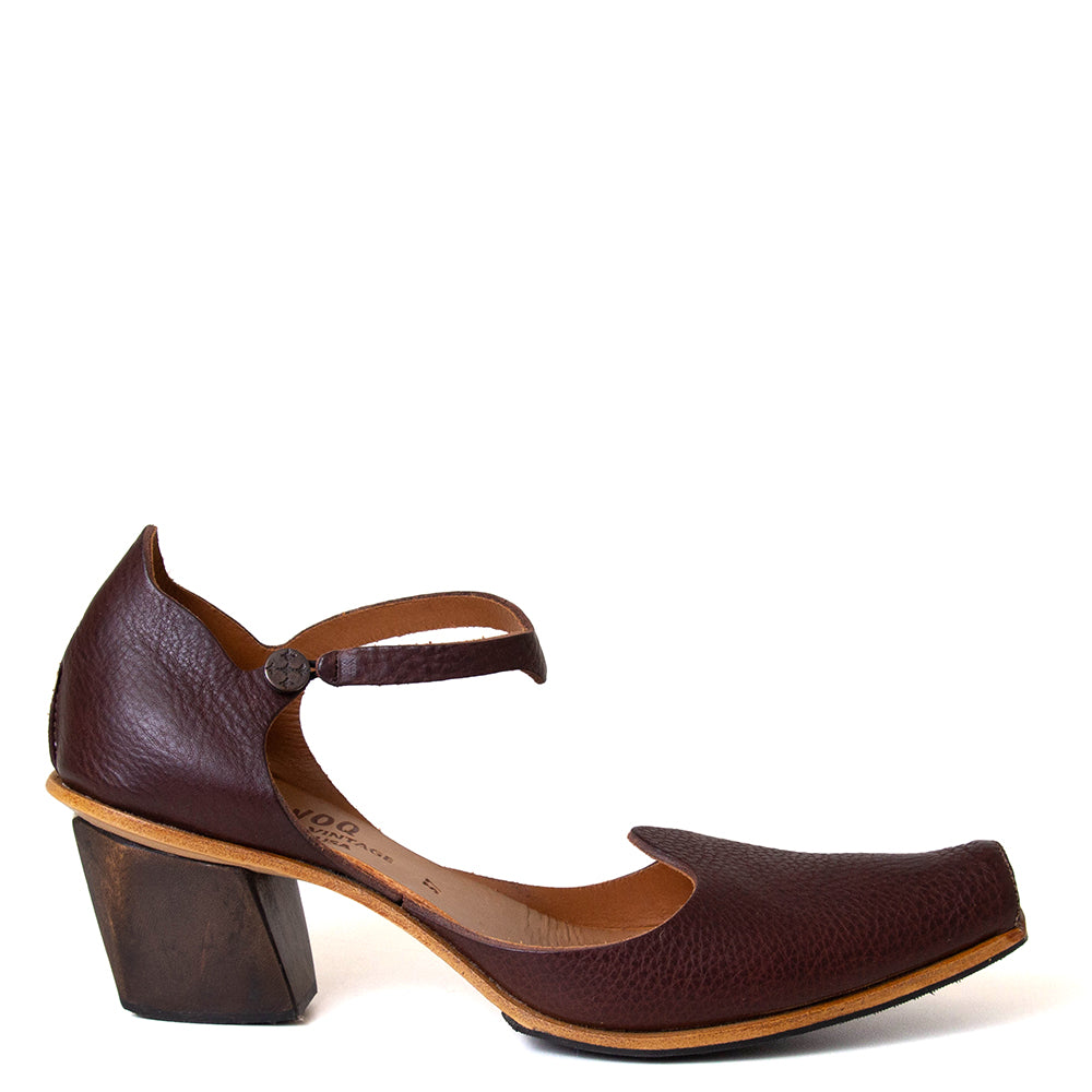 Cydwoq Palm. Women's leather closed-toe 2⅜ inch wooden heel in Dark Brown TOTM. – Bulo
