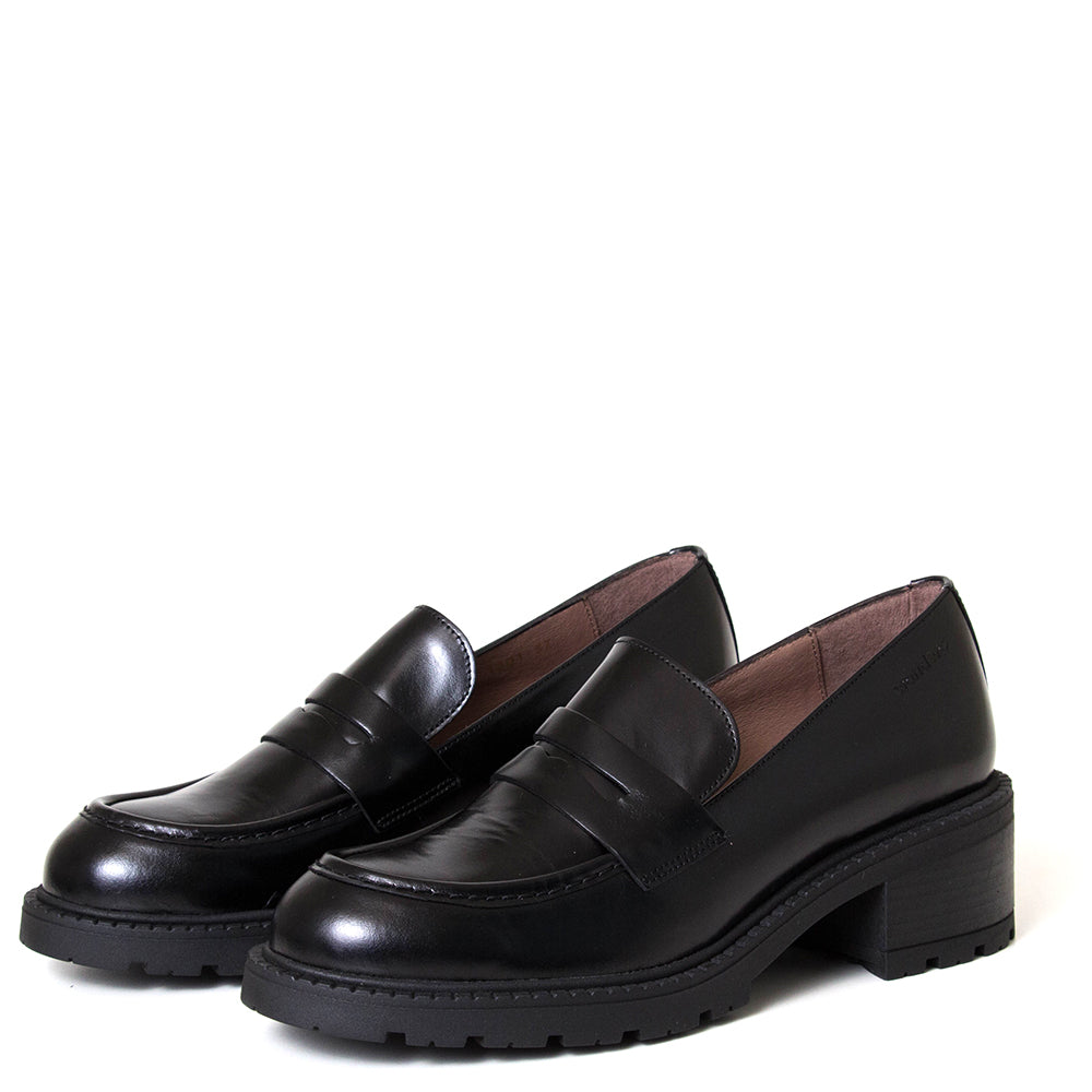 Wonders D-1401 Eclipse. Women's black leather 2"heel loafer pump.