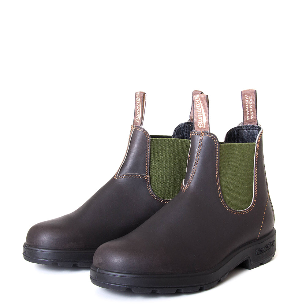 Blundstone Women's 519 Chelsea Boot in Black. Built to last. Durable material, with comfortable shock absorption insole. Rubber sole. 3/4 pair view.