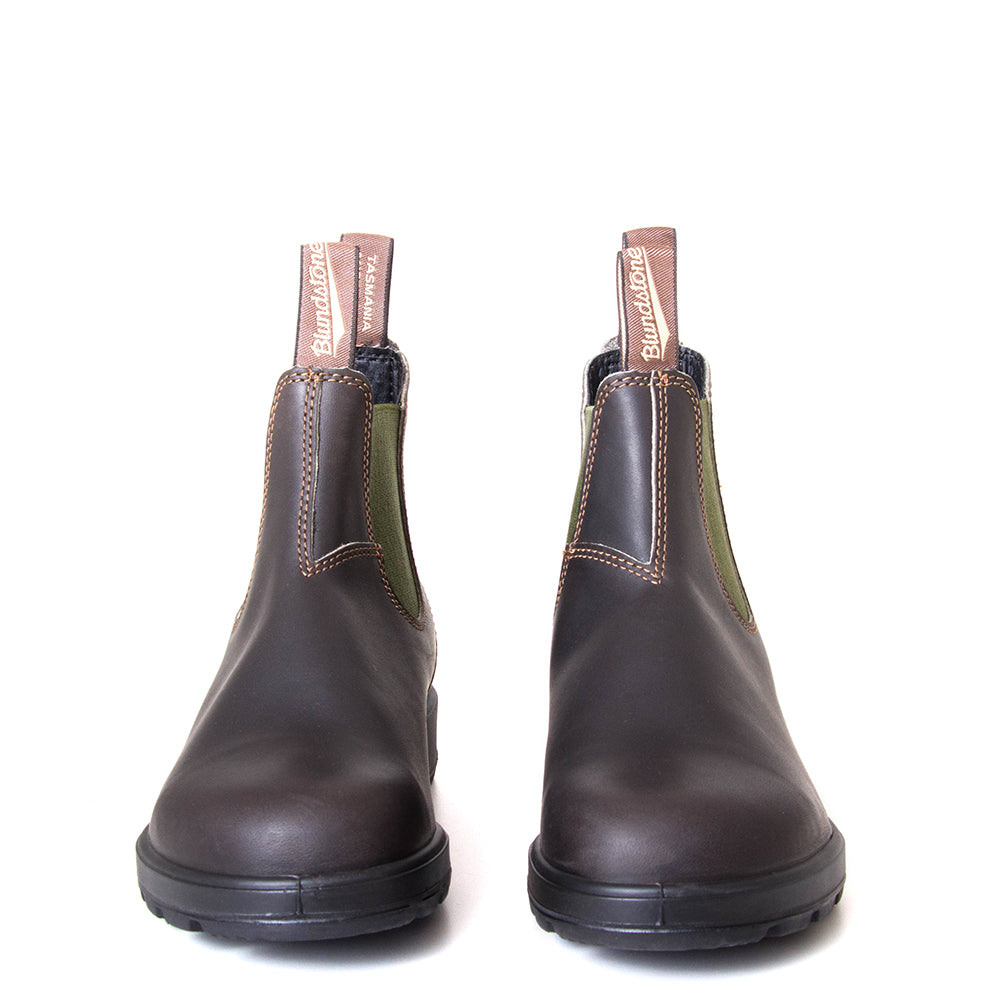 Blundstone Women's 519 Chelsea Boot in Black. Built to last. Durable material, with comfortable shock absorption insole. Rubber sole. Front pair view.