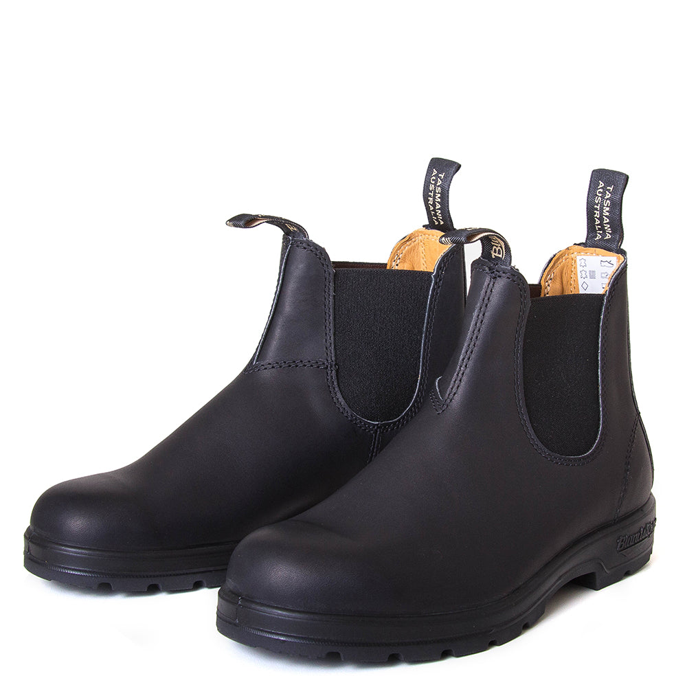 Blundstone Men's 558 Chelsea Boot in Black. Build to last. Durable material, with comfortable shock absorption insole. Rubber sole. Front view, pair.