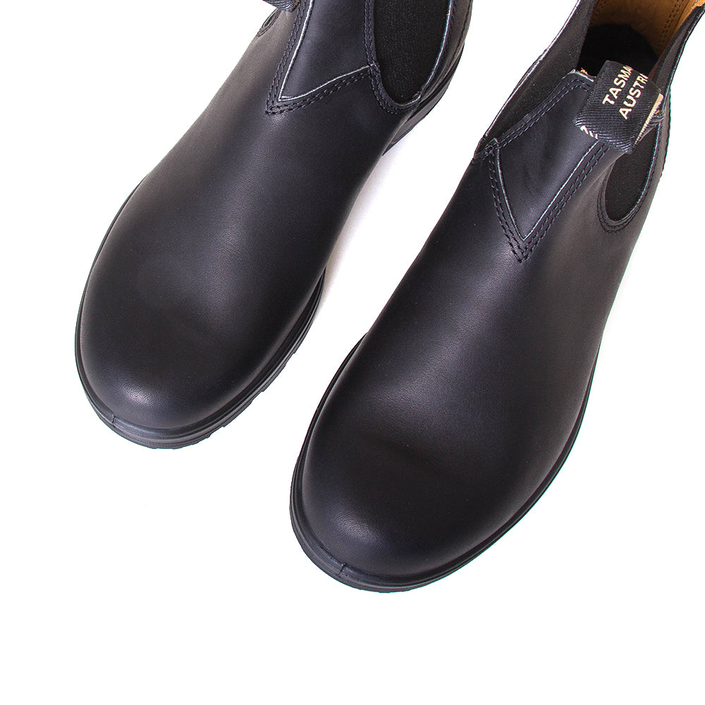 Blundstone Men's 558 Chelsea Boot in Black. Build to last. Durable material, with comfortable shock absorption insole. Rubber sole. Top view, pair.