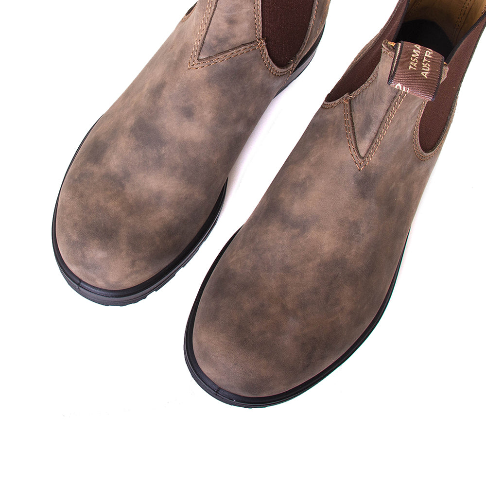 Blundstone Men's 585 Chelsea Boot in Rustic Brown. Built to last. Durable material, with comfortable shock absorption insole. Rubber sole. Top view, pair.