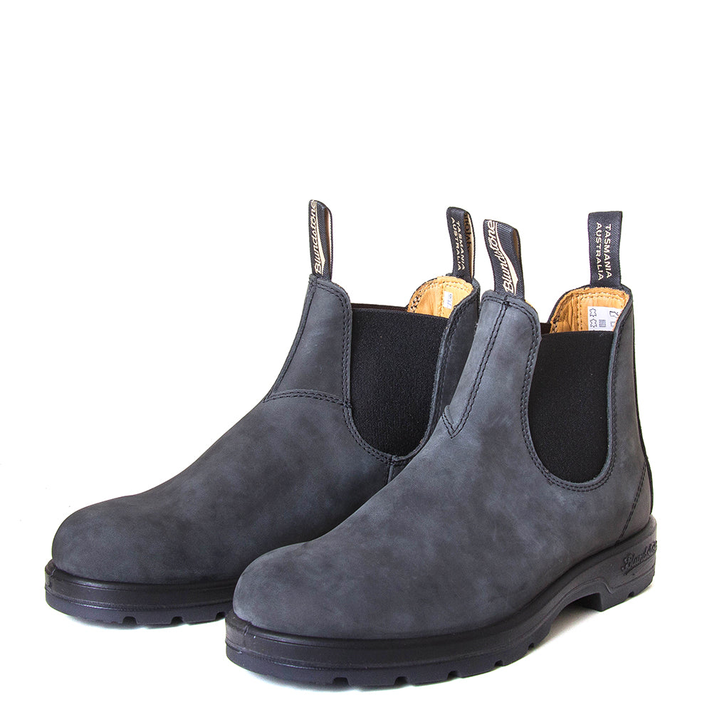 Blundstone 587. Men's 587 Chelsea boot in rustic black leather. 3/4 pair view.