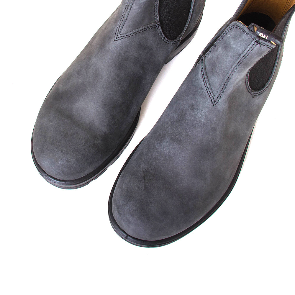 Blundstone 587. Men's 587 Chelsea boot in rustic black leather. Top view pair.