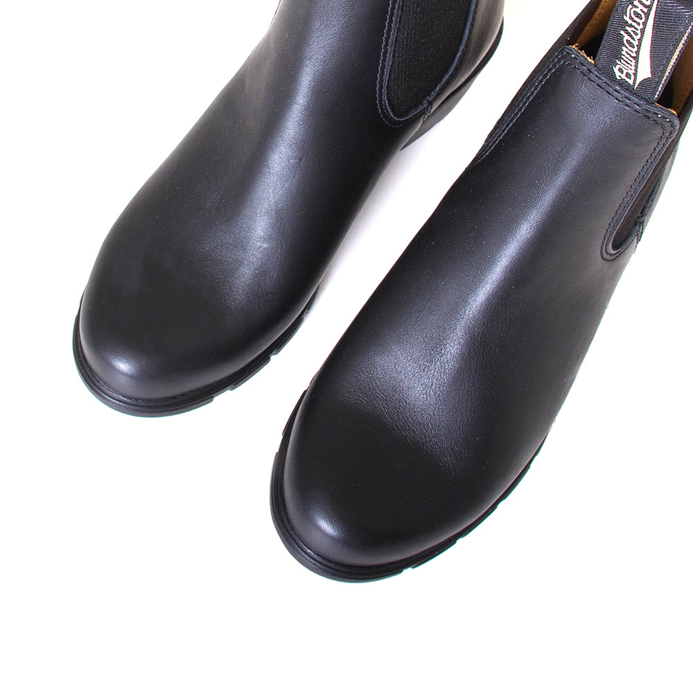 Blundstone Women's 16371 Chelsea Boot in Black. Built to last. Perfect of everyday wear. Durable material, with comfortable shock absorption insole. Rubber sole. Top view.