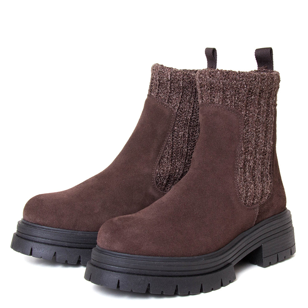 KMB A6237 Zamora. Women's platform Chelsea boot in brown suede leather. 1⅞-inch durable rubber platform. Made in Spain. 3/4 view.
