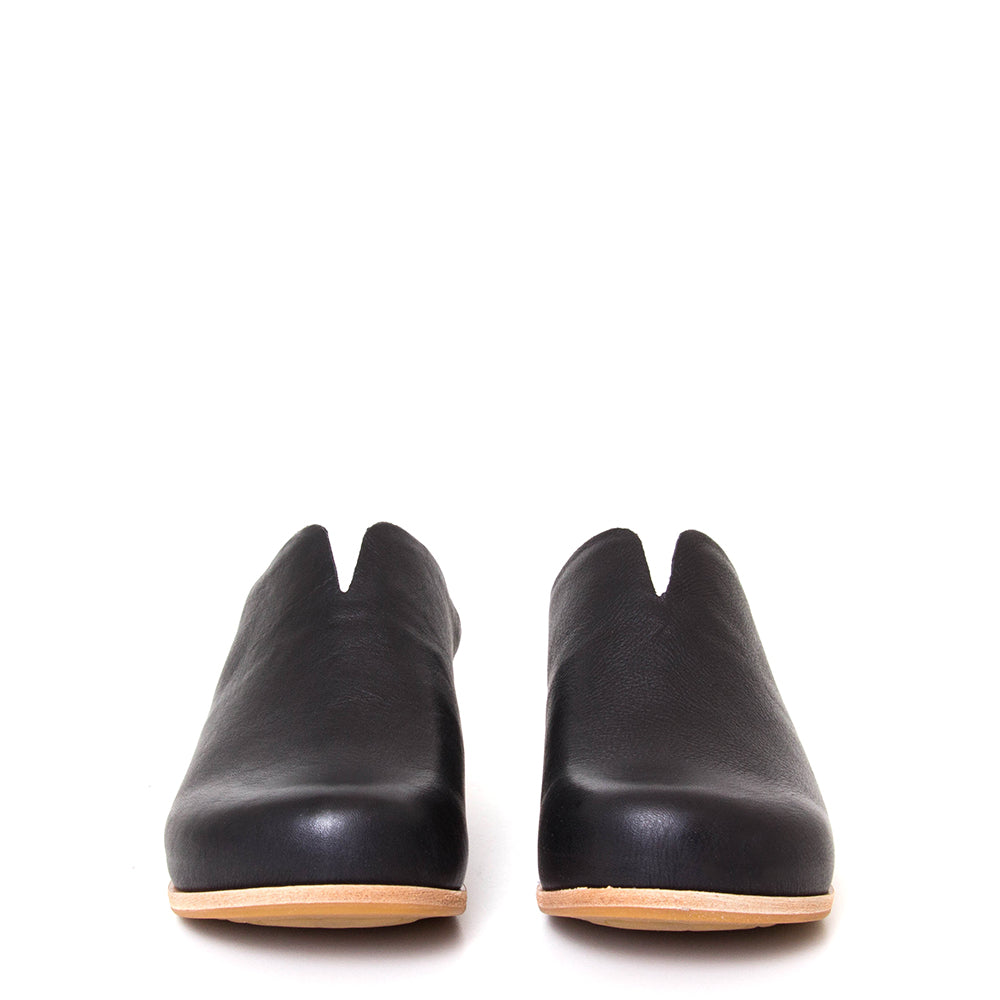 Kork-Ease Para. Women's wedge mule in black leather. Heel Height: 1 1/2 Inches and Wedge Height: 1/2 Inch. Front view.
