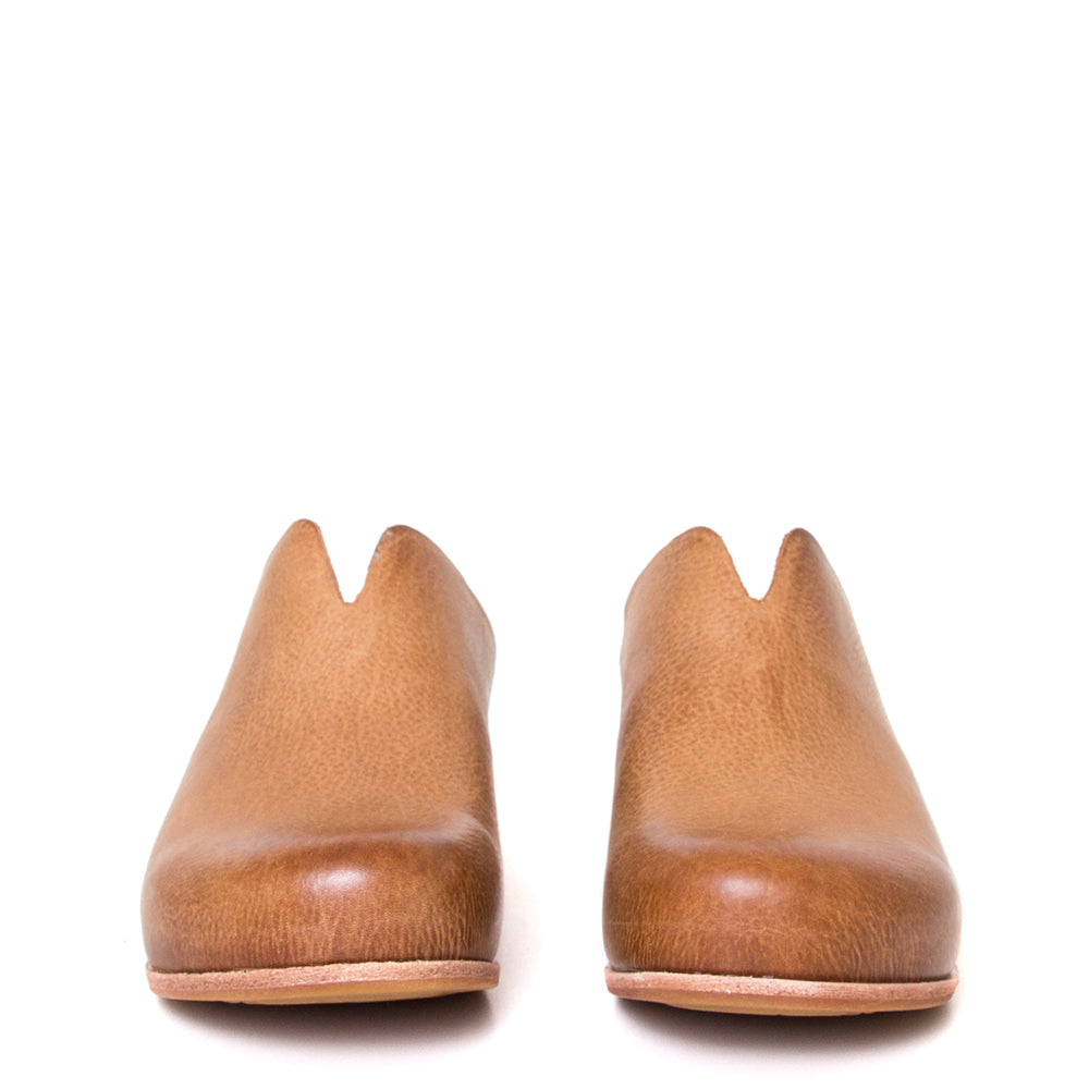 Kork-Ease Para. Women's wedge mule in brown terra leather. Heel Height: 1 1/2 Inches and Wedge Height: 1/2 Inch Front view.
