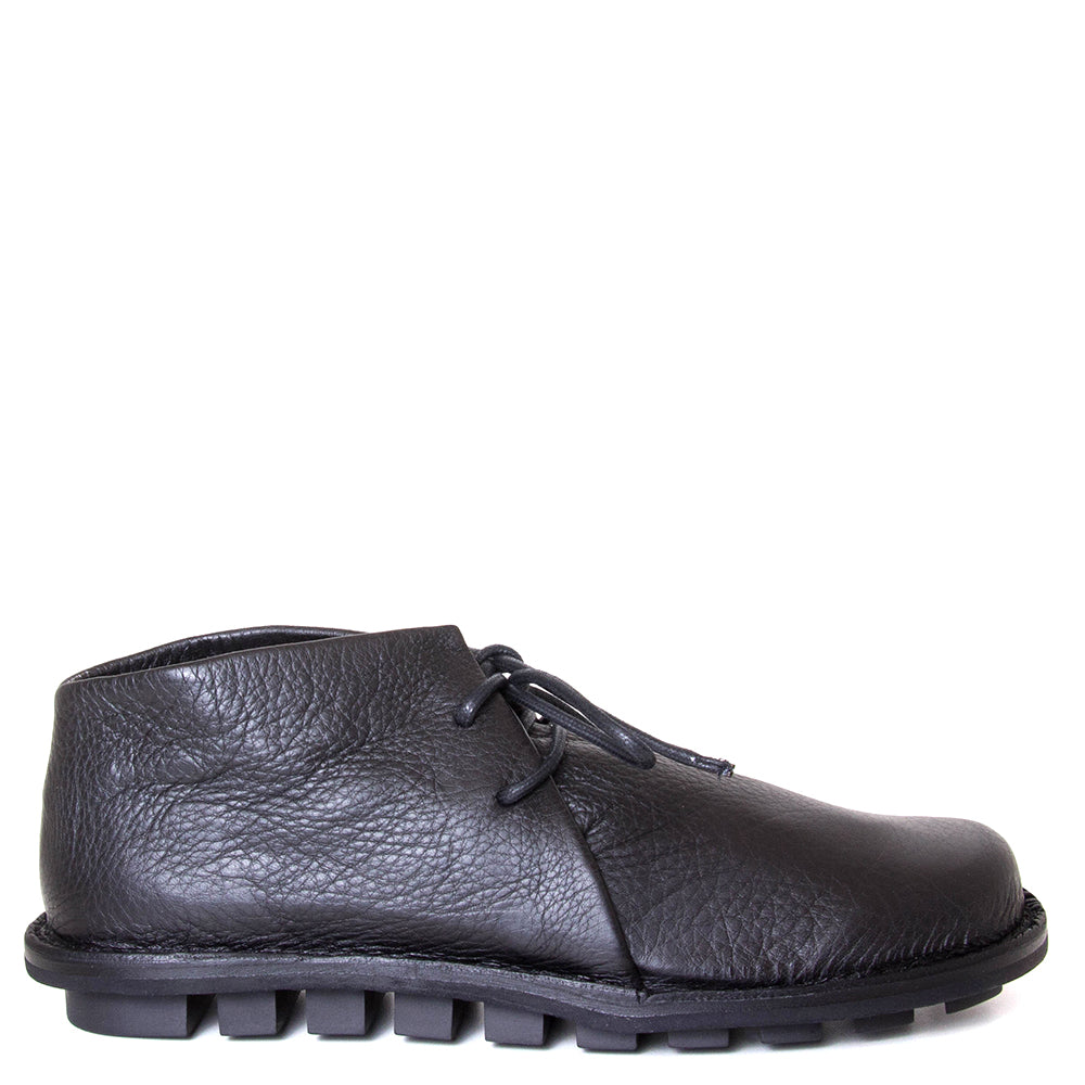 Trippen Again. Men's laced shoes in Black leather upper, flexible rubber sole, anatomical footbed for comfort. Made in Germany. Side view.