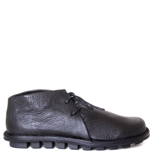 Trippen Again. Men's laced shoes in Black leather upper, flexible rubber sole, anatomical footbed for comfort. Made in Germany. Side view.