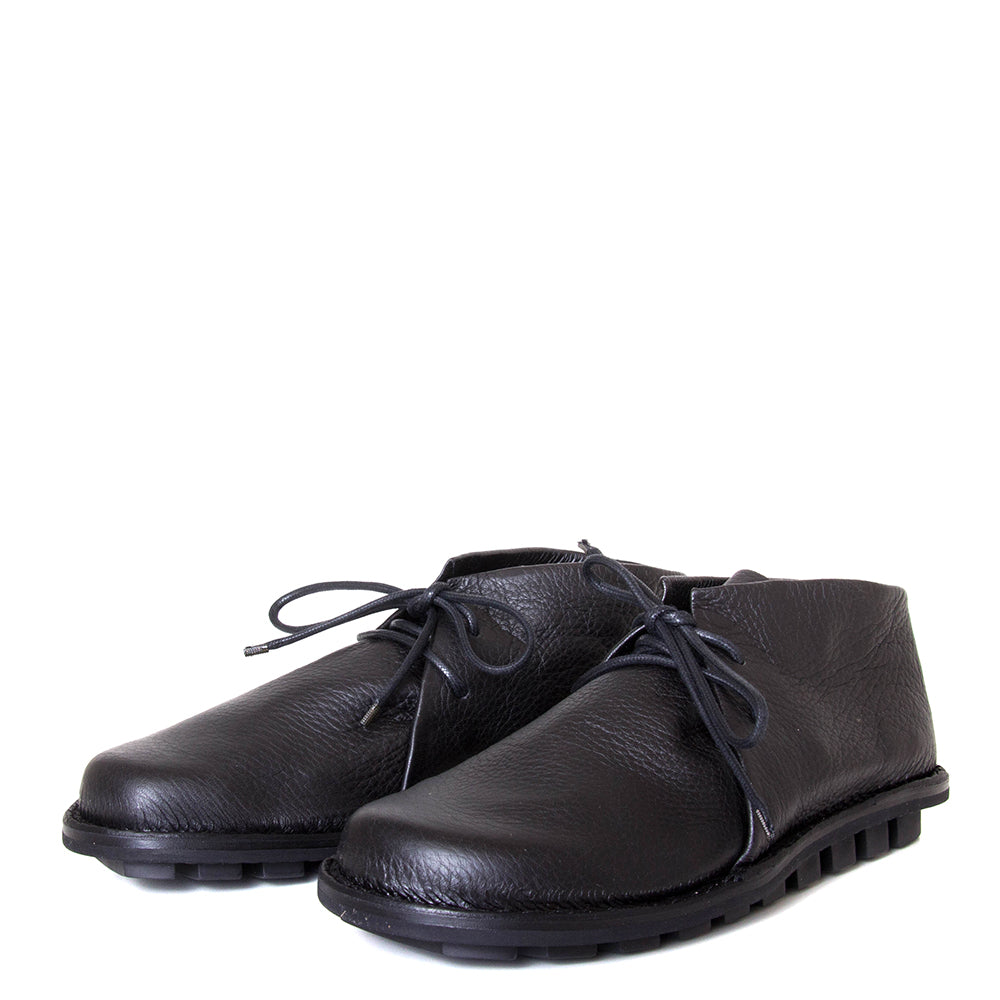 Trippen Again. Men's laced shoes in Black leather upper, flexible rubber sole, anatomical footbed for comfort. Made in Germany. Front view, pair.