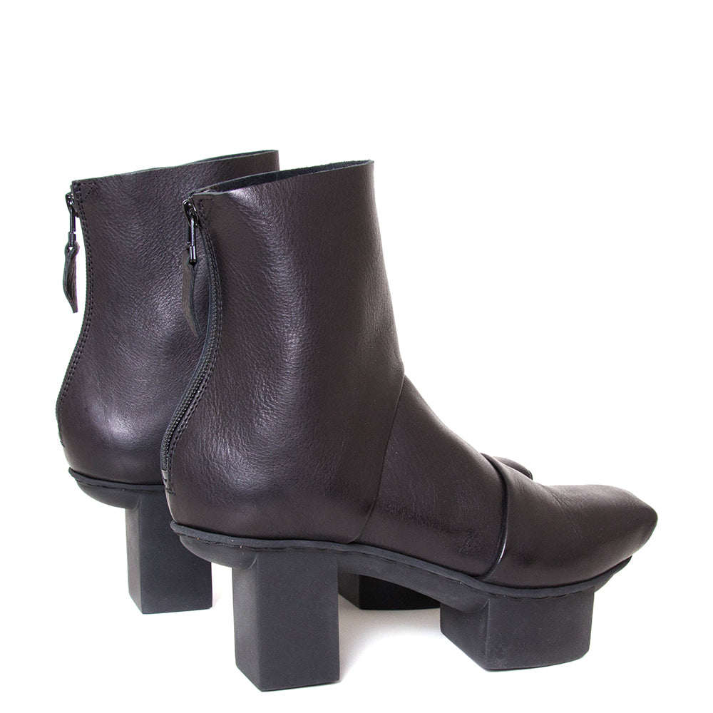 Trippen Challenge. Women's deep black leather platform ankle boot with back zipper, 3-inch rubber heel. Back view.
