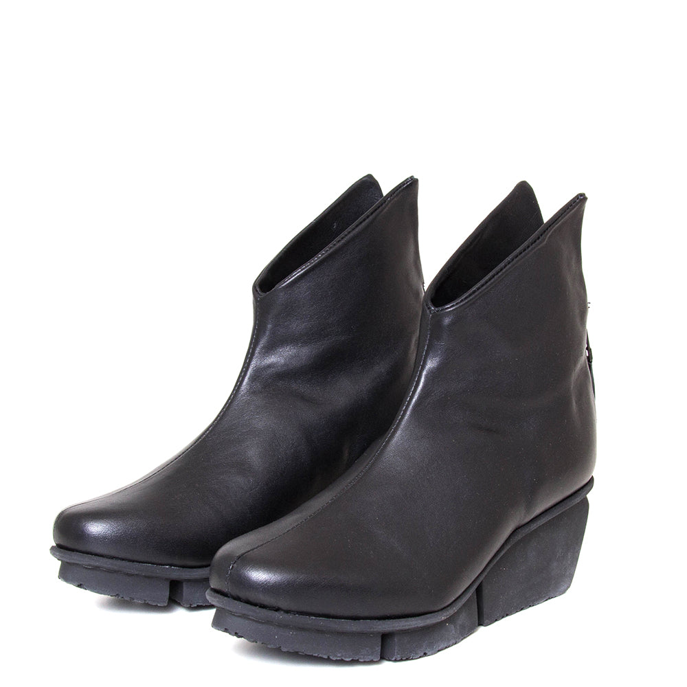 Trippen Hover. Women's platform wedge ankle boot in black leather. Made in Germany. 3/4 view.