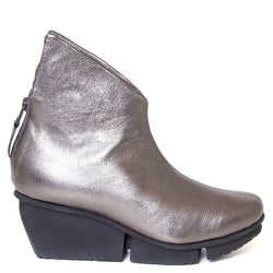 Trippen Hover. Women's platform wedge ankle boot in silver leather. Made in Germany. Side view.
