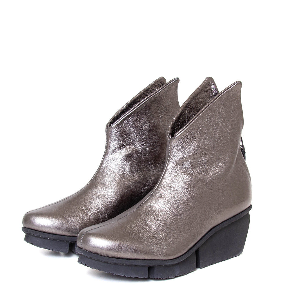 Trippen Hover. Women's platform wedge ankle boot in silver leather. Made in Germany. 3/4 view.