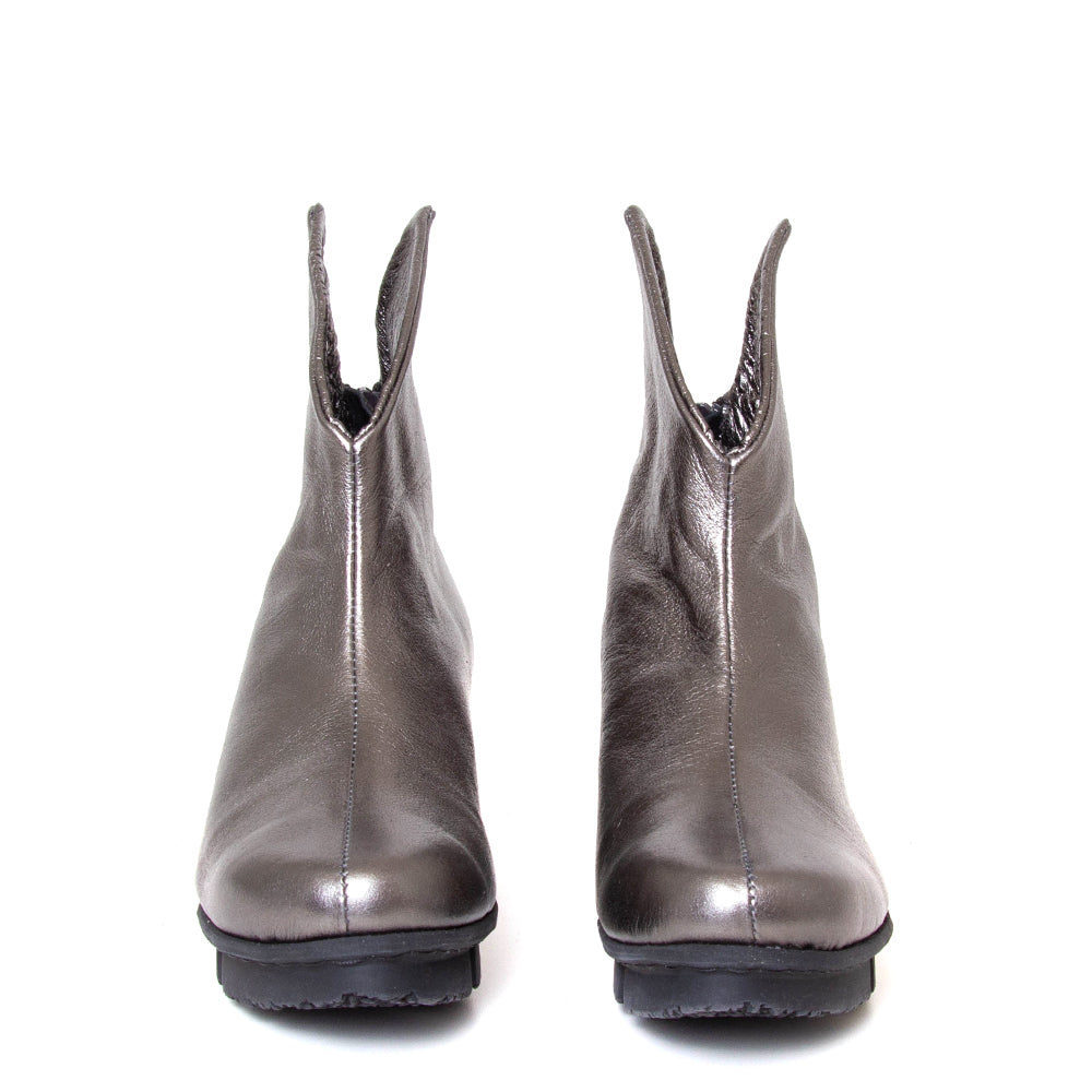 Trippen Hover. Women's platform wedge ankle boot in silver leather. Made in Germany. Front view.