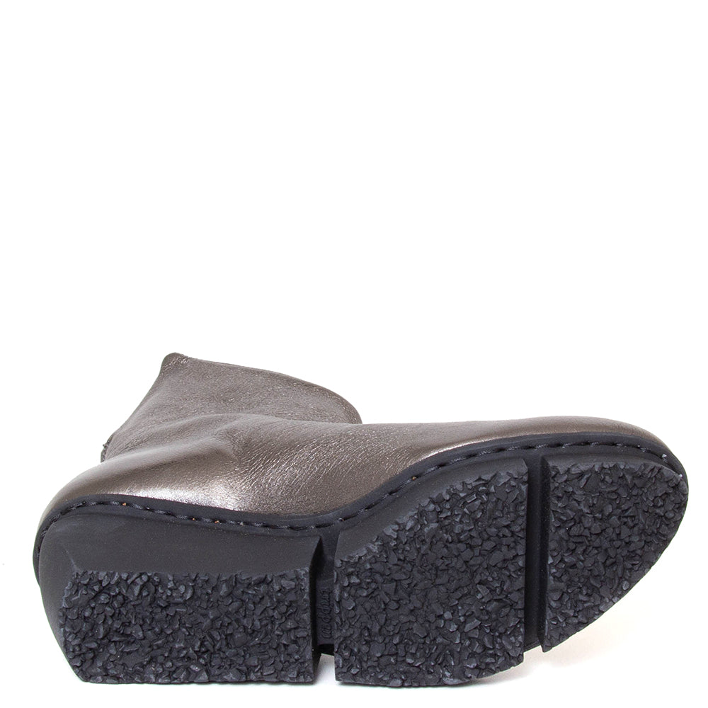 Trippen Hover. Women's platform wedge ankle boot in silver leather. Made in Germany. Sole view.