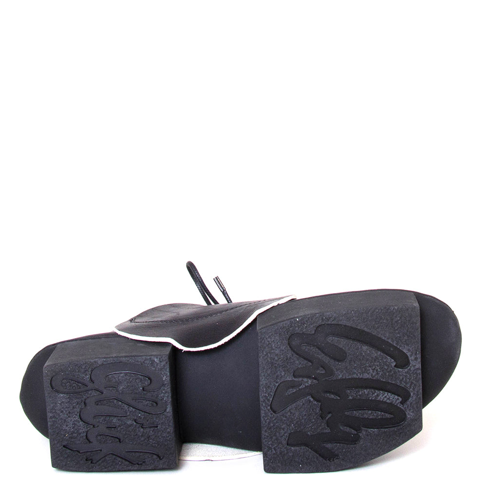 Trippen Specular. Women's leather platform shoe in black leather. Made in Germany. Sole view.