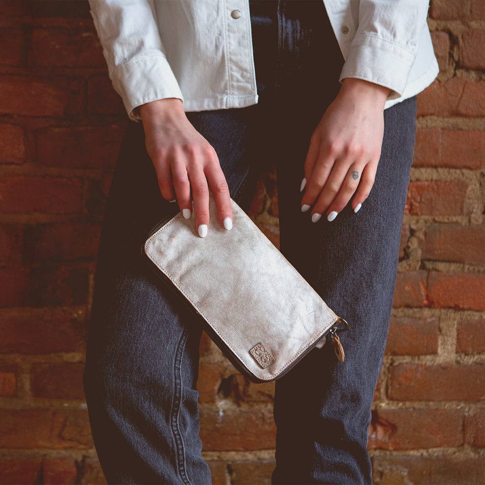 Bed Stu Templeton II. Women's clutch crossbody bag in brown white leather.