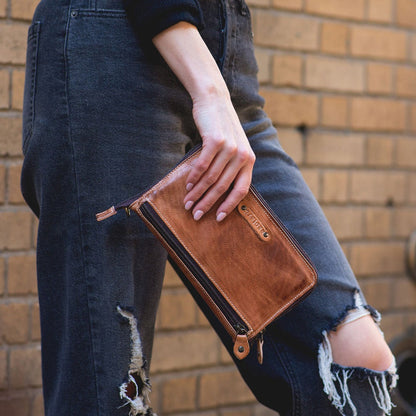 Bed Stu Templeton II. Women's clutch crossbody bag in brown leather.