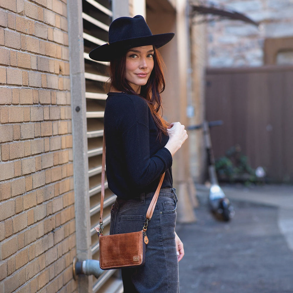 Bed Stu Templeton II. Women's clutch crossbody bag in brown leather.