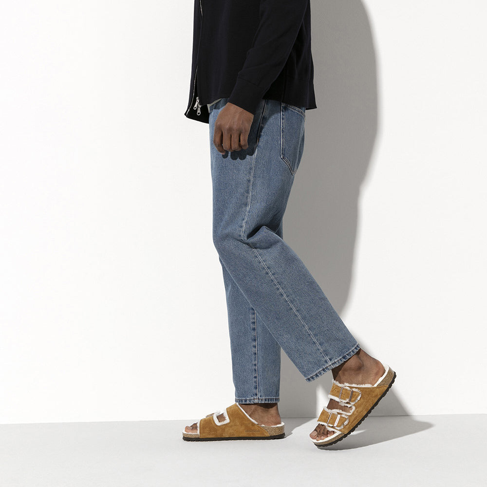Birkenstock Arizona Shearling. Unisex sandal in mink suede leather.