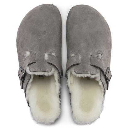 Birkenstock Boston Shearling Clog. Unisex mule in grey suede leather. 