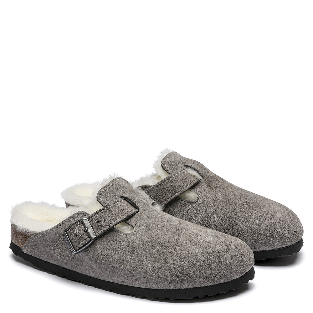 Birkenstock Boston Shearling Clog. Unisex mule in grey suede leather. 