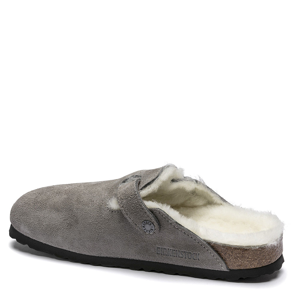 Birkenstock Boston Shearling Clog. Unisex mule in grey suede leather. 