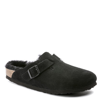 Birkenstock Boston Shearling Clog. Unisex mule in black suede leather.