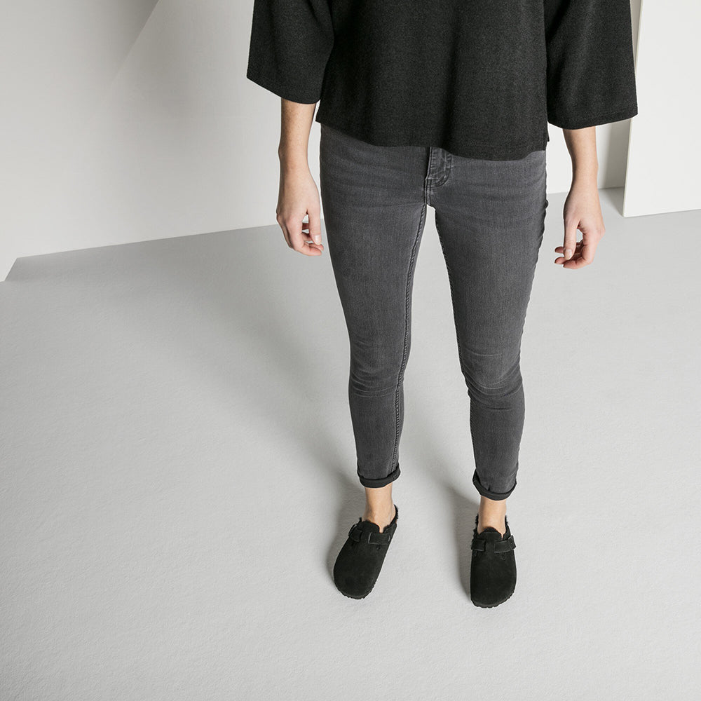 Birkenstock Boston Shearling Clog. Unisex mule in black suede leather.