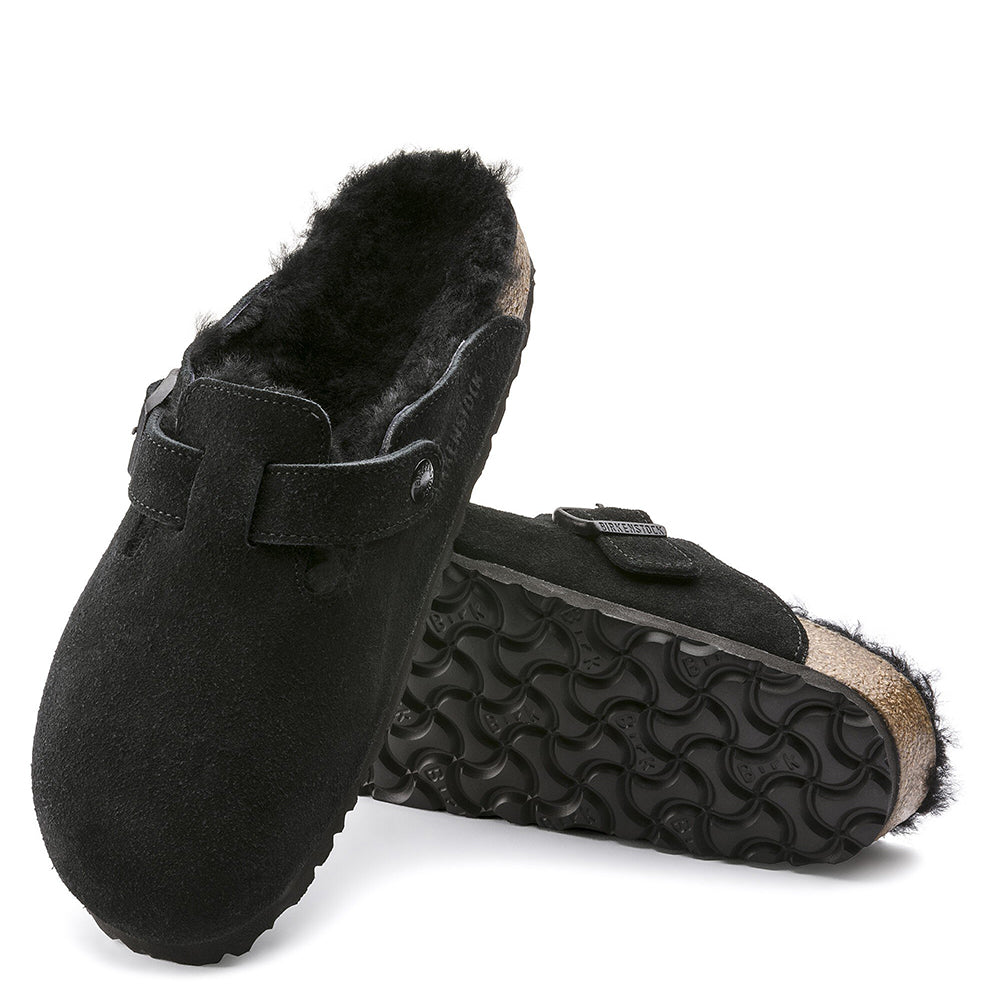 Birkenstock Boston Shearling Clog. Unisex mule in black suede leather.