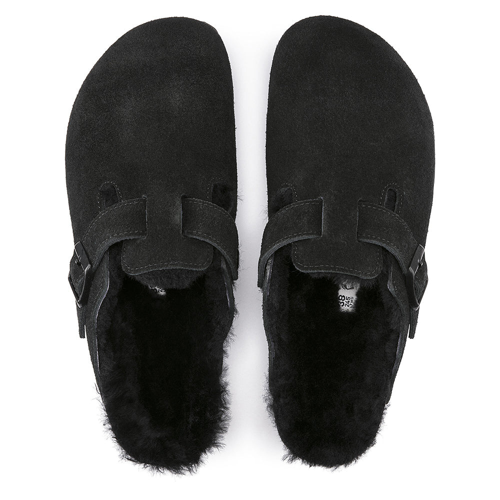 Birkenstock Boston Shearling Clog. Unisex mule in black suede leather.