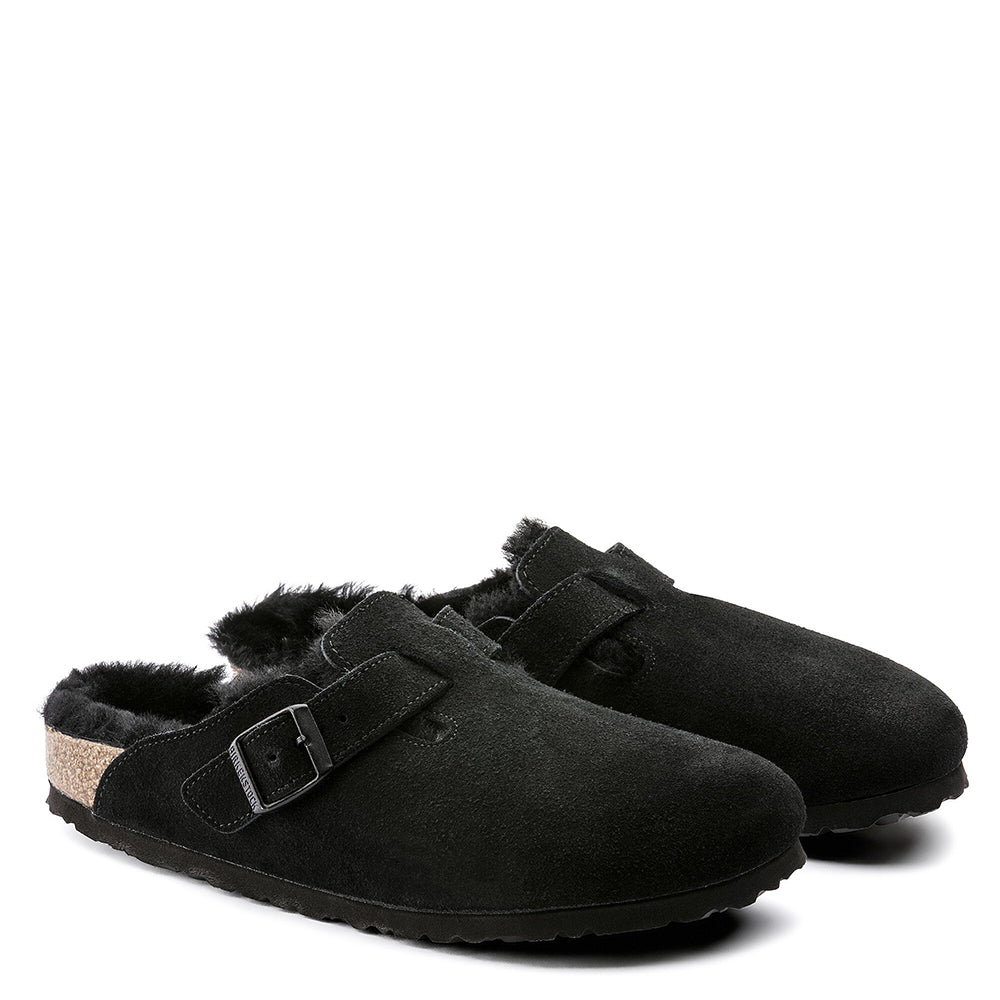 Birkenstock Boston Shearling Clog. Unisex mule in black suede leather.