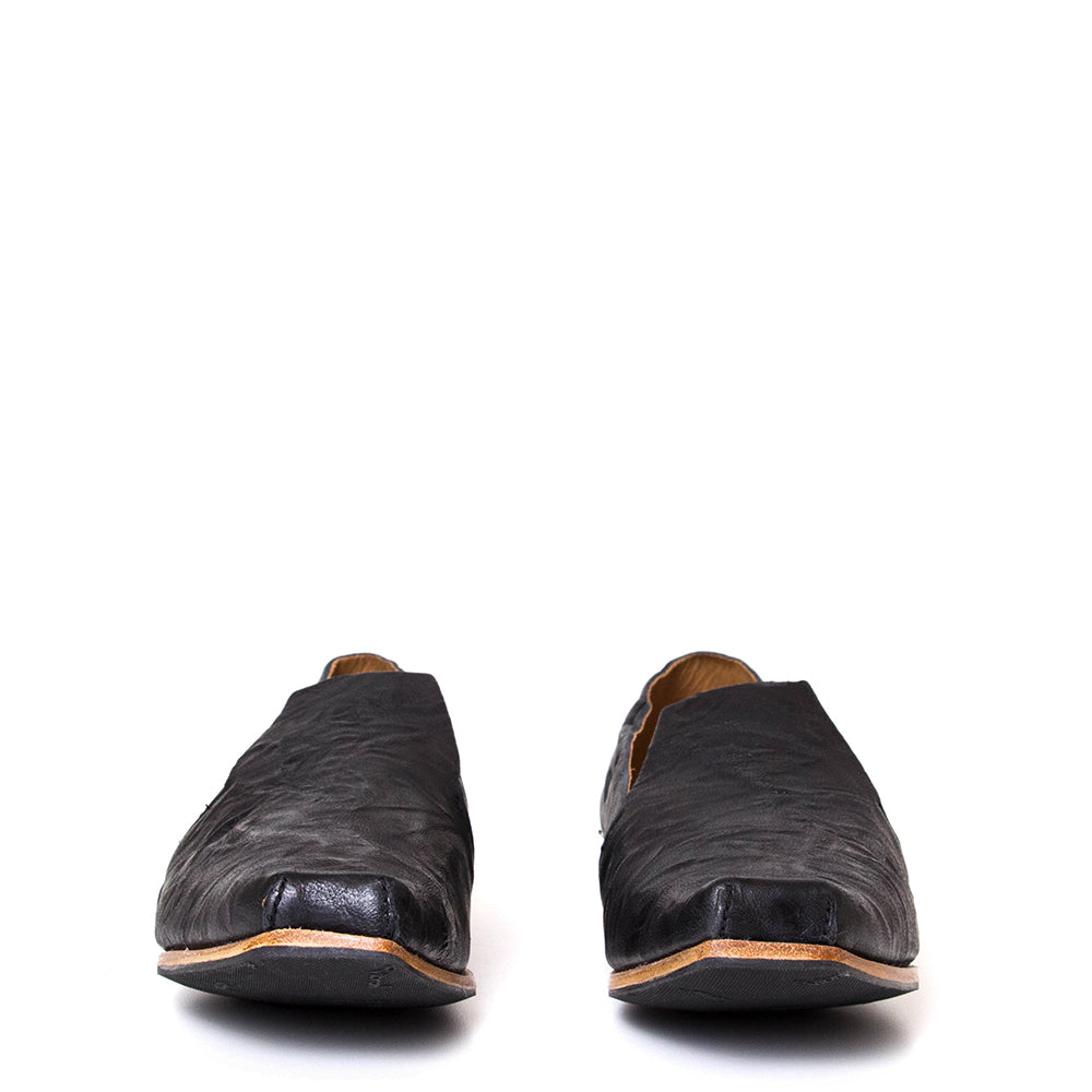 Cydwoq Battens. Women's slip-on shoe in black leather. Made in USA. Front view.