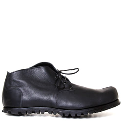 Cydwoq Panel-V. Men's black leather shoe with Vibram durable soles. Side view.
