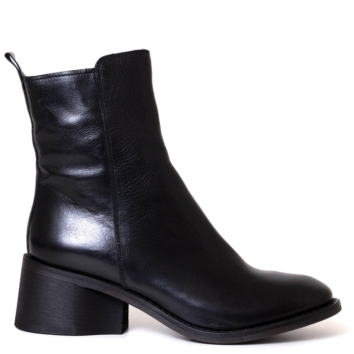 Moma 76301C-TEB Carly. Women's 2¼ inch heel boot in black leather. Side view.