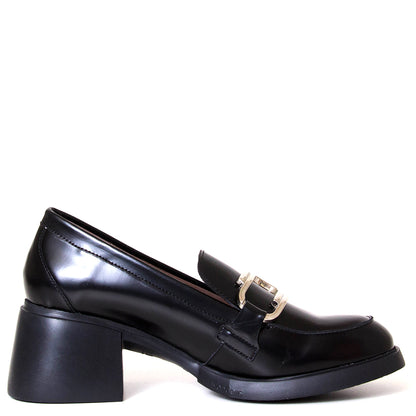 Wonders G-6140 in Black. Women's high-shine black leather 2" pump. Side view.