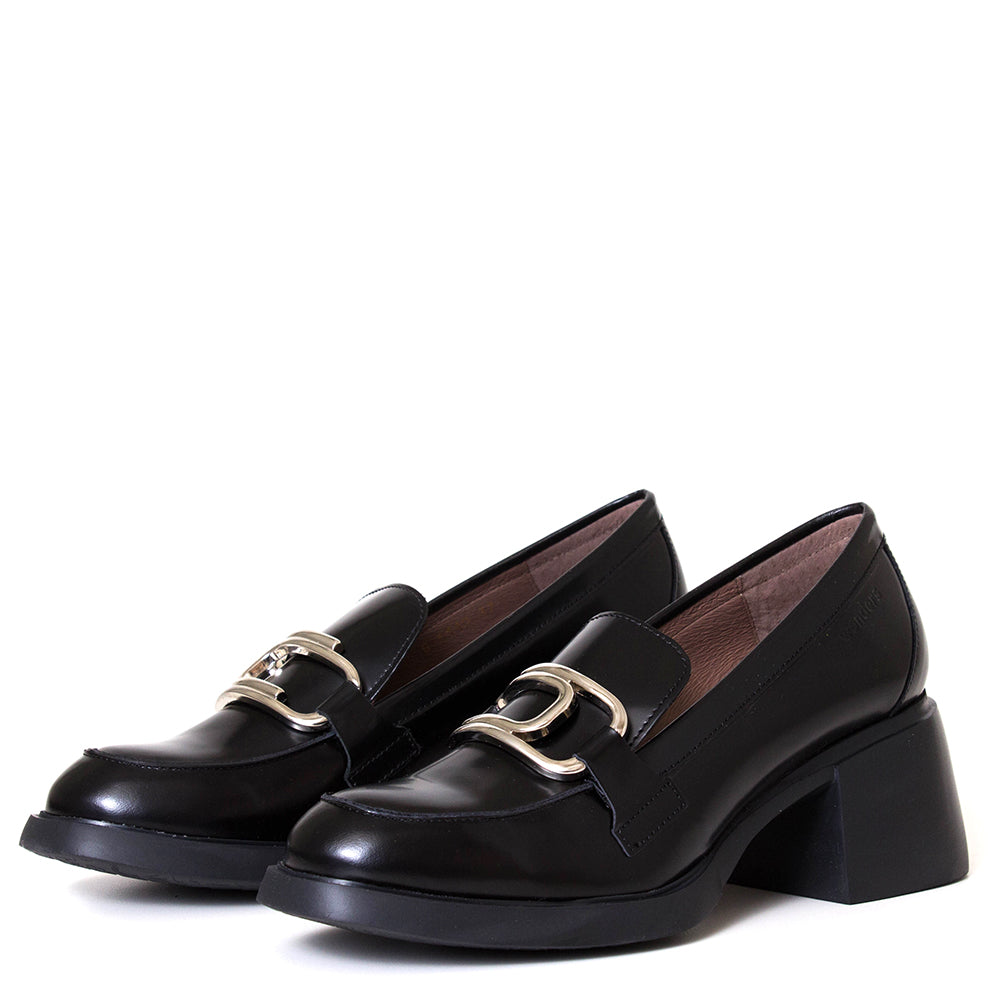 Wonders G-6140 in Black. Women's high-shine black leather 2" pump. 3/4 view.