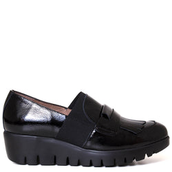 Wonders C-33301. Women's black patent leather wedge. Made in Spain. Side view.