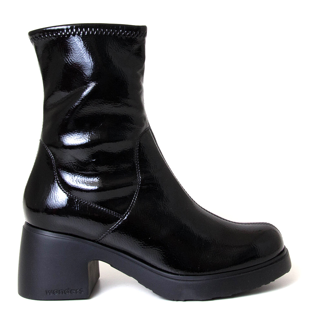 Wonders E-7102 Maya. Women's black patent leather 2⅜"heel platform boot.