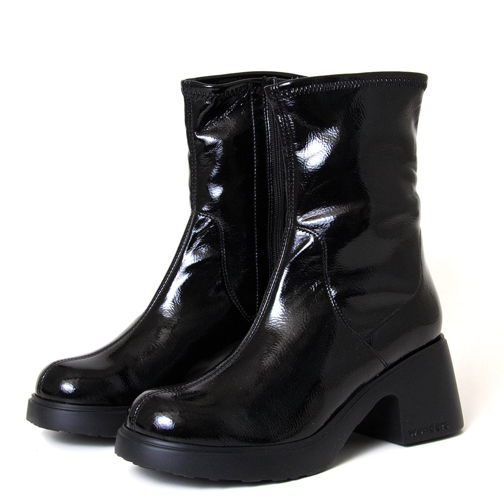 Wonders E-7102 Maya. Women's black patent leather 2⅜"heel platform boot.