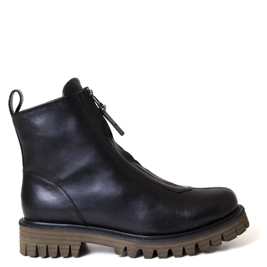 yuko imanishi + 727030-2 Lor. Women's chunky sole, black leather boot.