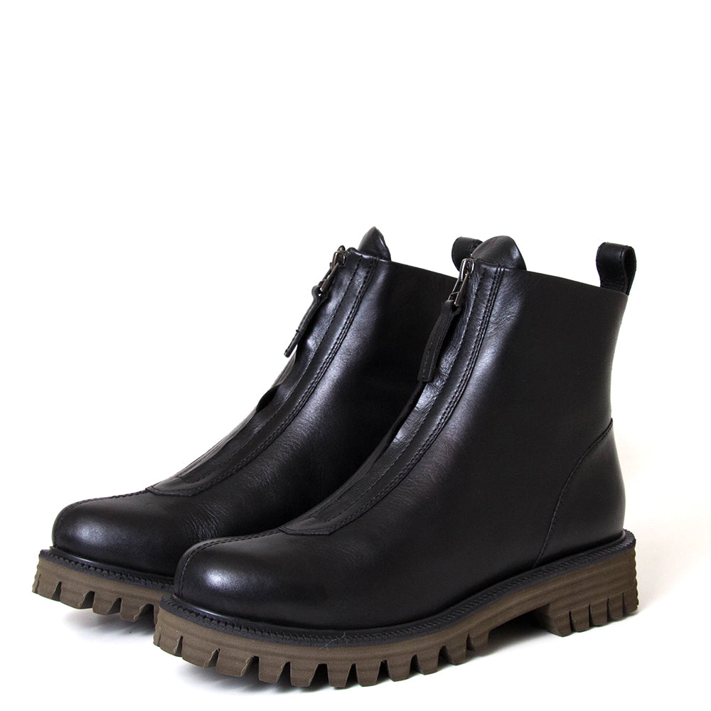 yuko imanishi + 727030-2 Lor. Women's chunky sole, black leather boot.