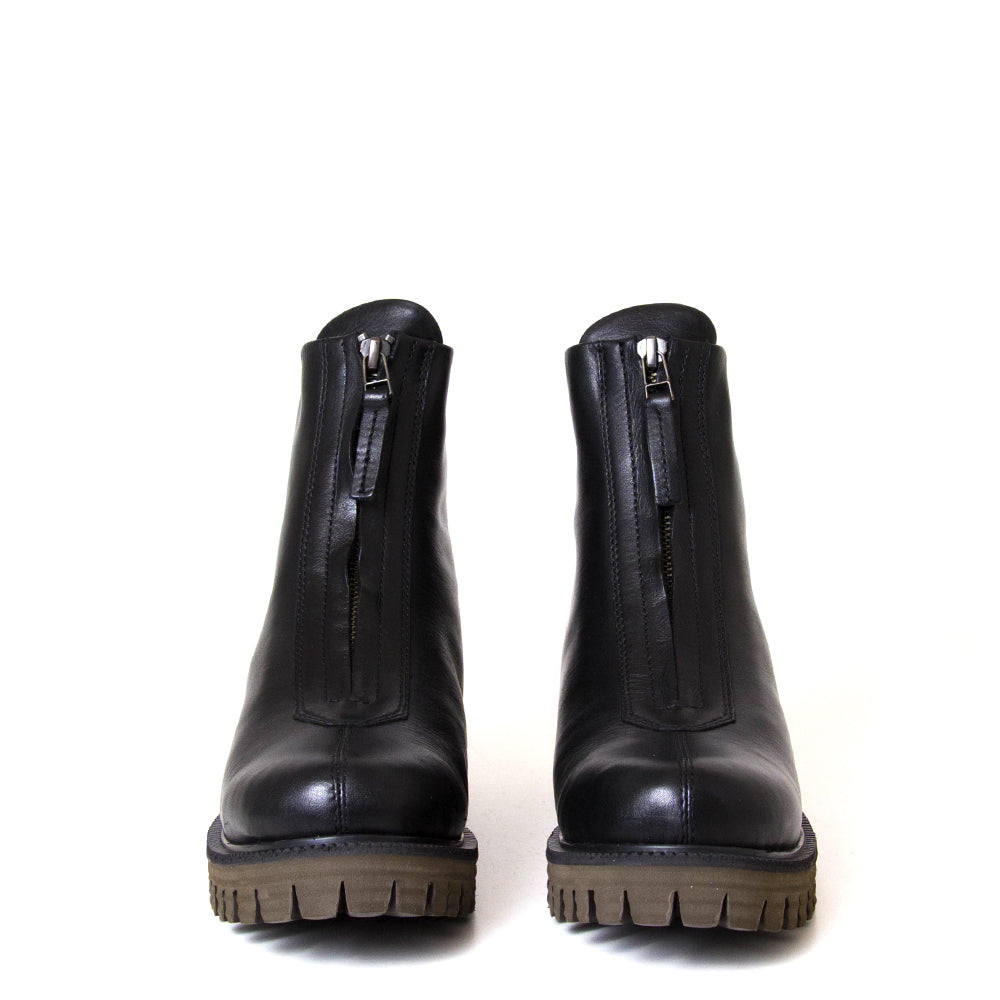 yuko imanishi + 727030-2 Lor. Women's chunky sole, black leather boot.